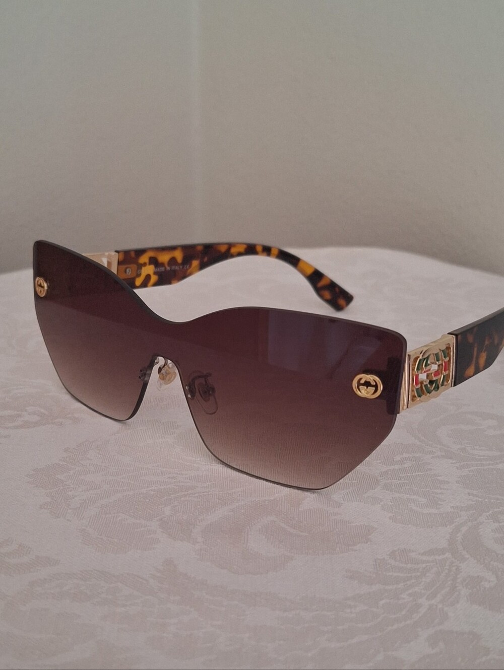 GG LOGO HIGH FASHION SUNGLASSES - NWOT